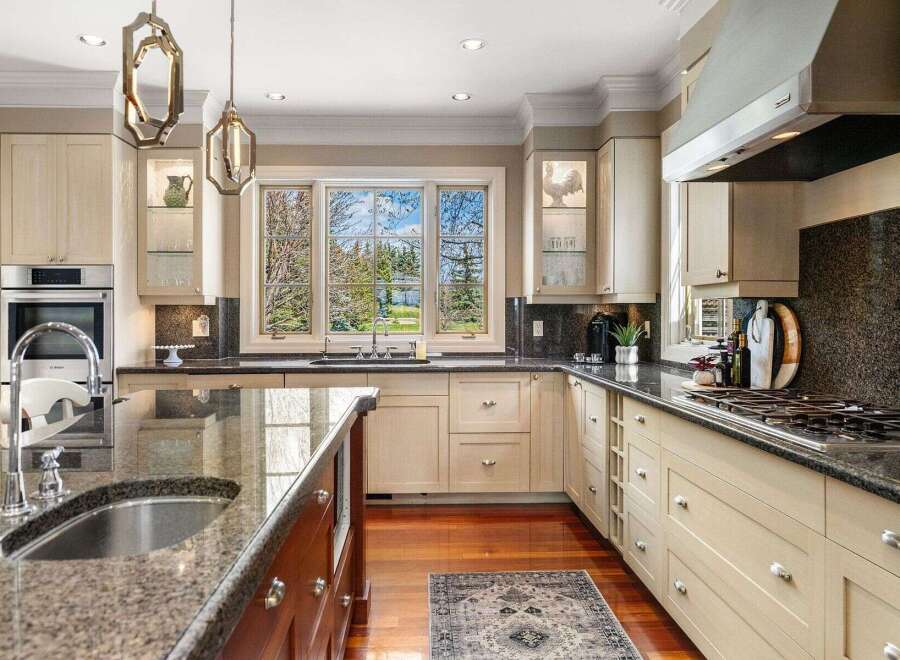 This stunning kitchen boasts a bright and airy design, perfect for culinary enthusiasts.