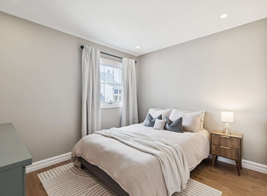 This cozy bedroom features a comfortable bed with soft bedding and decorative pillows, creating a relaxing atmosphere.