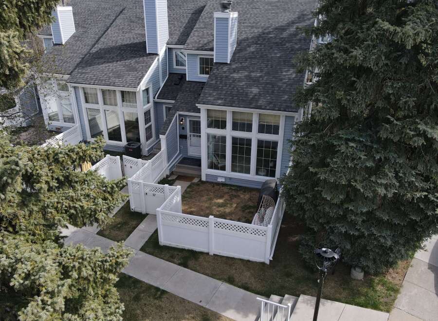 Discover this charming townhome featuring a well-maintained exterior and a welcoming front yard.