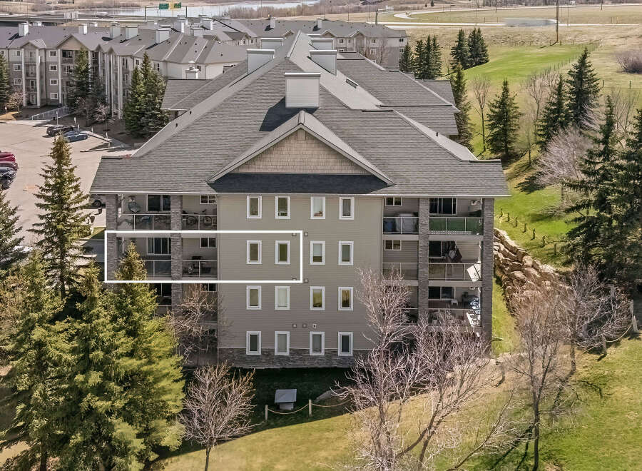Discover a stunning condo with a modern design and spacious layout.