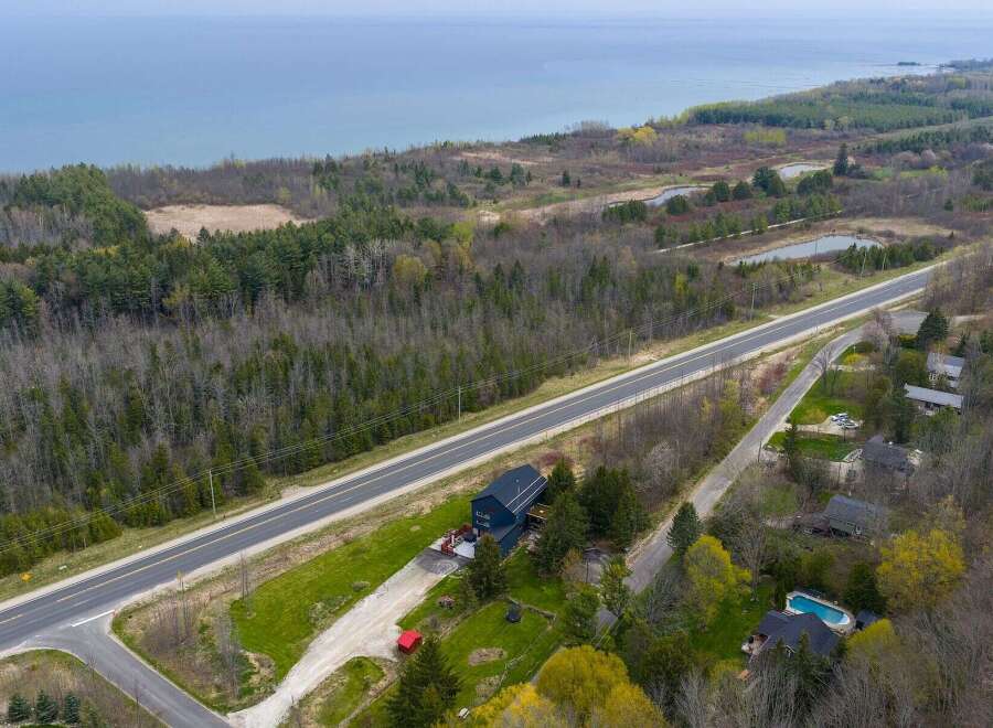 Discover your dream property with this stunning home! This property boasts a modern design, surrounded by lush greenery and offering breathtaking views.