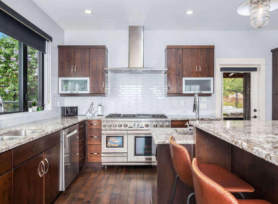 This stunning kitchen boasts a modern design with high-end appliances and exquisite finishes.
