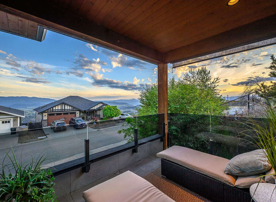 Enjoy breathtaking views from this stunning property, featuring a luxurious outdoor space perfect for relaxation.
