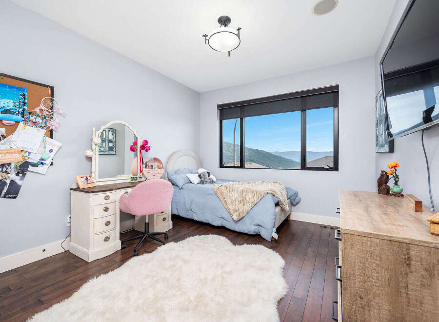 This charming bedroom offers a cozy and inviting atmosphere, perfect for relaxation.