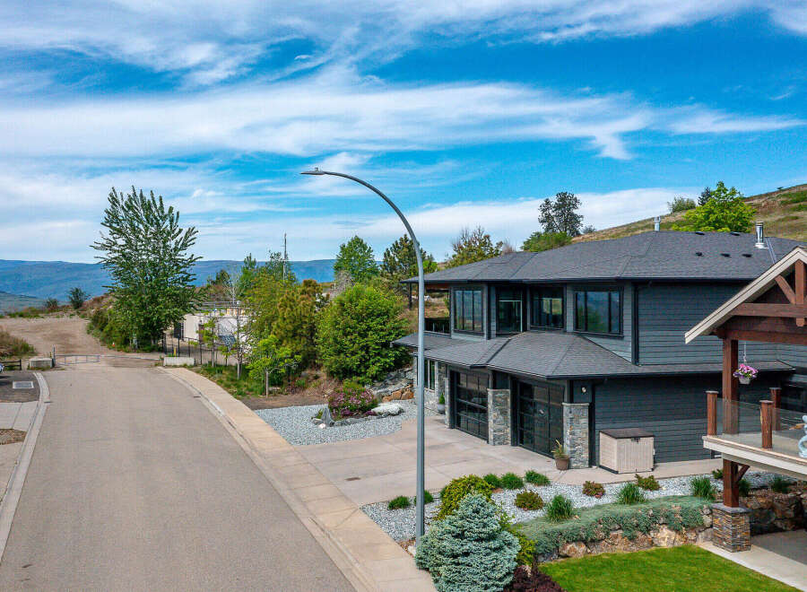 Discover luxury living in this stunning property! This home boasts a modern design with a beautiful exterior, offering a perfect blend of style and comfort.