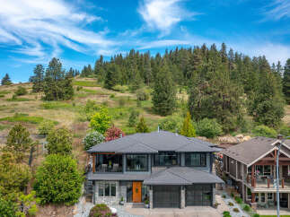 Discover luxury living in this stunning property, boasting a modern design and breathtaking views.