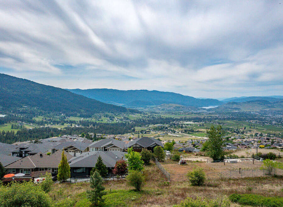 Discover breathtaking views from this stunning property, offering a perfect blend of luxury and natural beauty.