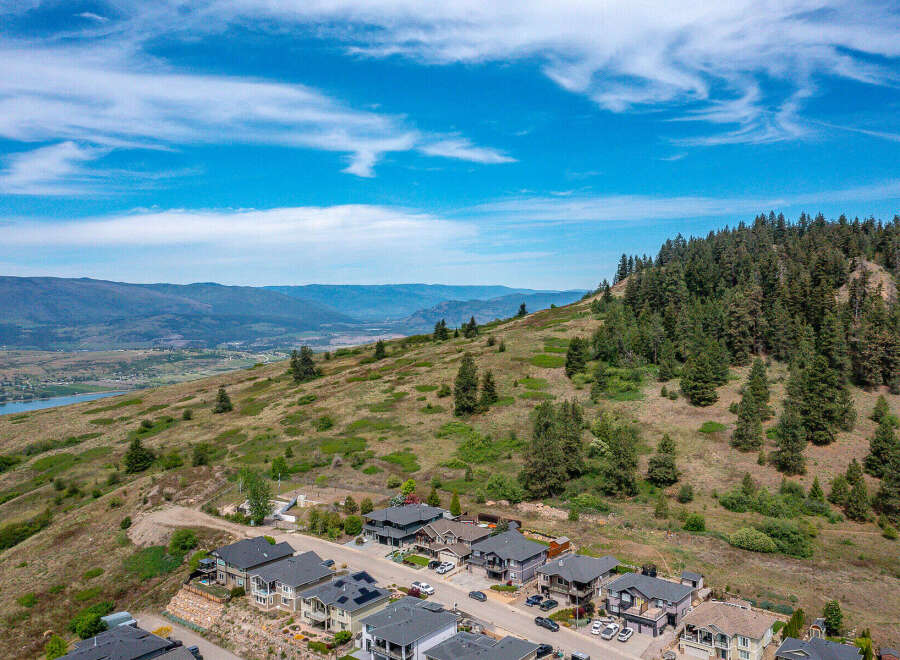 Discover your dream home in this stunning location! This property boasts breathtaking views of the surrounding mountains and valleys.