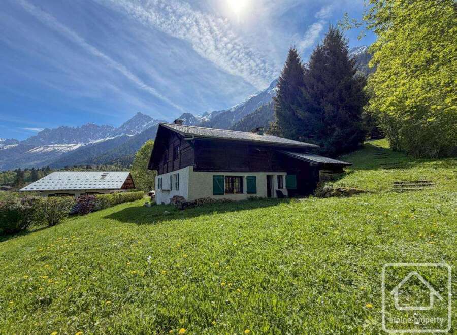 Discover your dream alpine retreat! This charming property boasts stunning mountain views and a serene, green landscape.