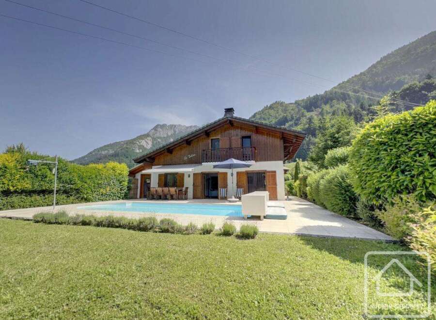 Discover your dream home in this stunning property! This house boasts a beautiful pool, perfect for relaxing on warm days.