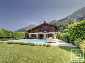 Discover your dream home in this stunning property! This house boasts a beautiful pool, perfect for relaxing on warm days.