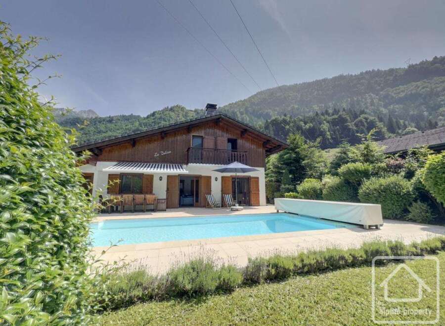 Discover your dream retreat in this stunning property, featuring a private pool and breathtaking mountain views.
