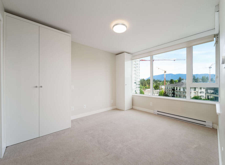 Discover this bright and airy bedroom, perfect for modern living.