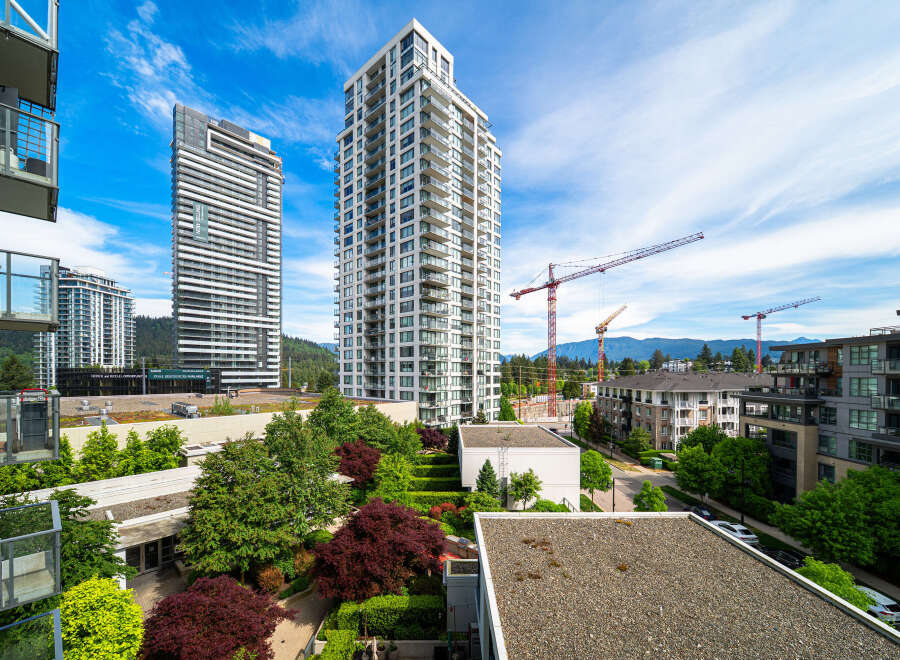 Discover modern living at its finest with this stunning property, boasting panoramic views of the city skyline and surrounding mountains.