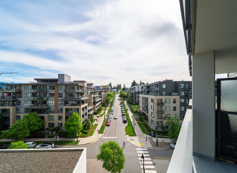 Discover modern living in this stunning urban oasis! This property boasts contemporary architecture, with spacious units and high-end finishes.