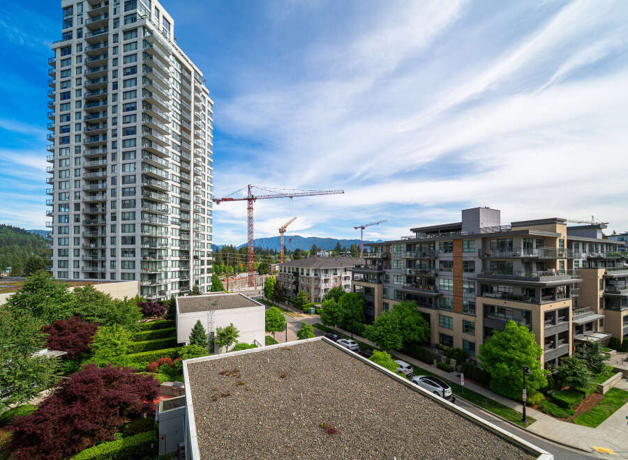 Discover modern living at its finest in this stunning property, boasting contemporary architecture and luxurious amenities.