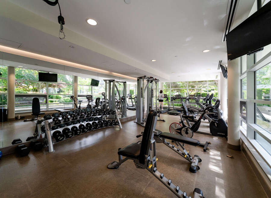 This well-equipped gym offers a variety of workout options, including free weights, weight machines, and cardio equipment.