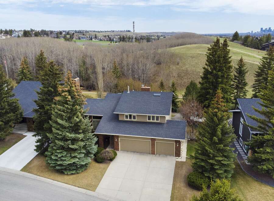 Discover this stunning property featuring a beautifully designed home with a spacious driveway and a well-maintained lawn.