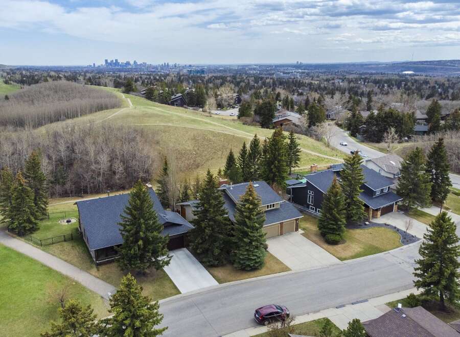 Discover the charm of this stunning property, boasting a prime location and exquisite design.