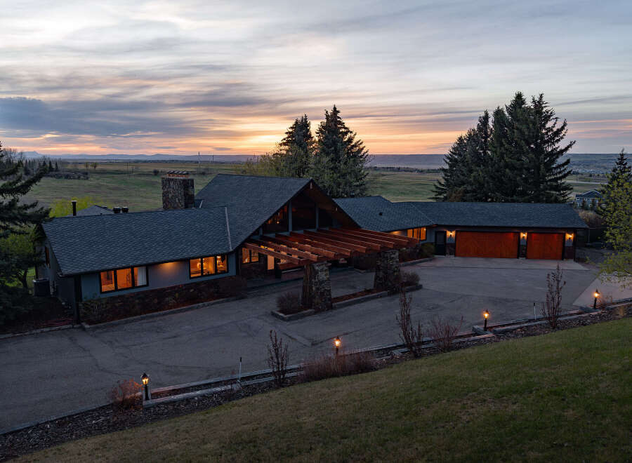 This stunning property boasts a luxurious design with a modern touch, perfect for those seeking a sophisticated lifestyle.