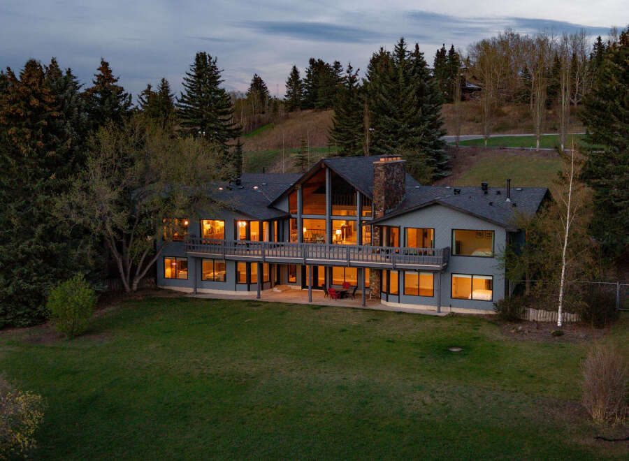 Discover luxury living in this stunning estate, boasting a spacious layout and breathtaking views.