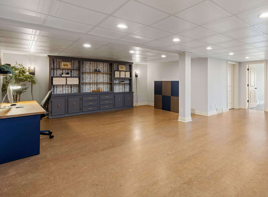 Discover the elegance of this stunning property, featuring a spacious interior with a modern design.