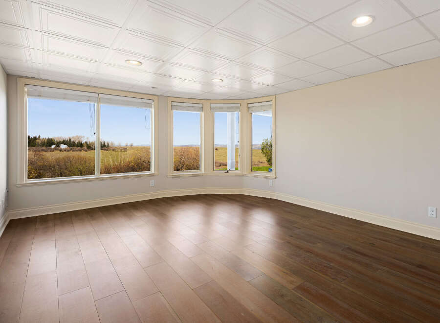 This stunning property boasts a bright and airy interior, highlighted by a beautiful bay window that floods the space with natural light.