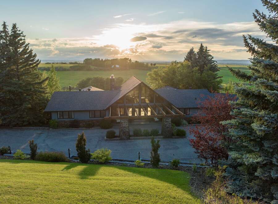 This stunning property boasts a beautiful house with a unique architectural design, perfect for those seeking a luxurious lifestyle.