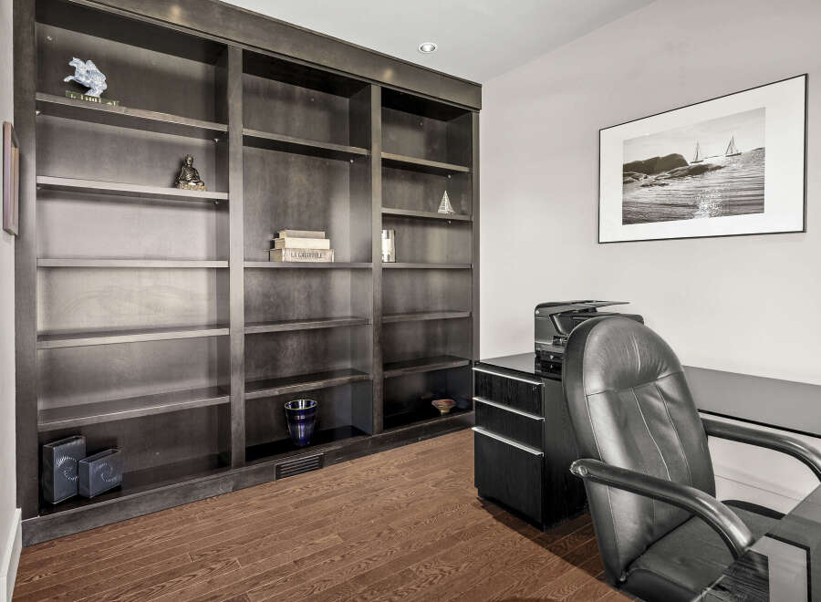This stunning home office features a custom built-in bookshelf, perfect for displaying books and decor.