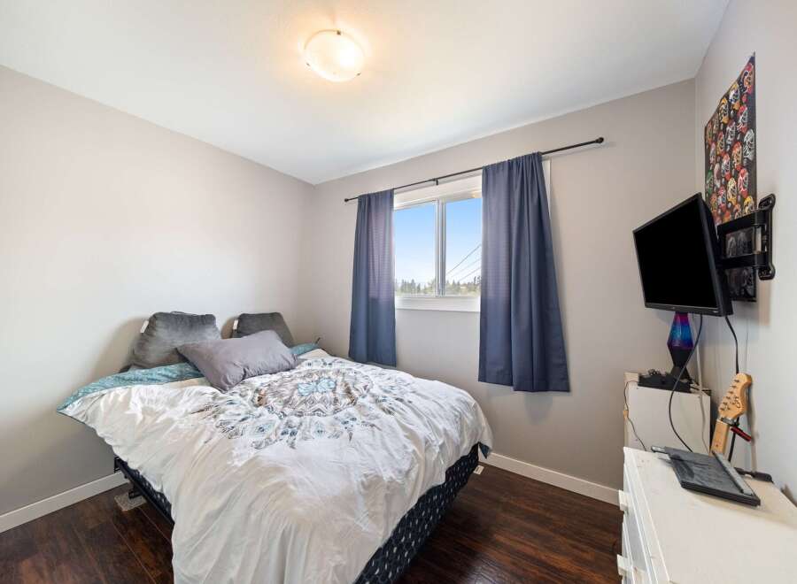 This cozy bedroom offers a comfortable retreat with its inviting ambiance.