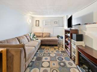 Discover the comfort of this inviting living space, perfect for relaxation and entertainment.