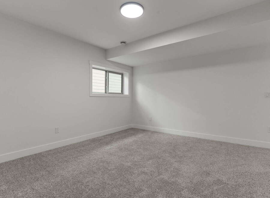 Discover the potential of this inviting space! This room features a neutral color palette, creating a versatile canvas for your design vision.
