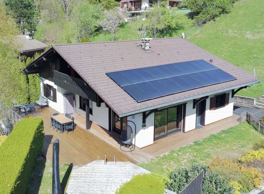 Discover this stunning property featuring a modern design and a prime location.