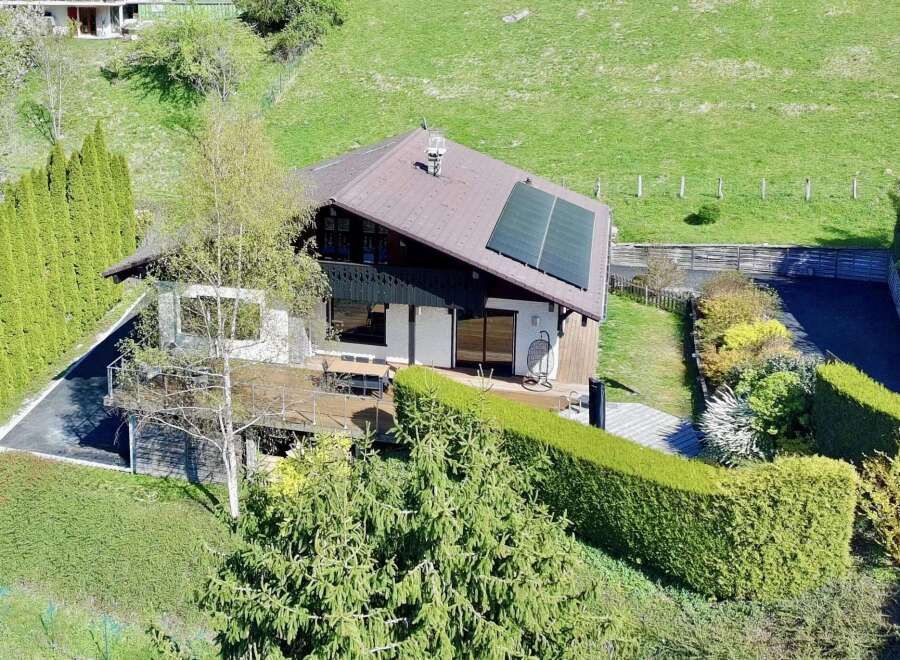 Discover this stunning property featuring a modern design and breathtaking views.