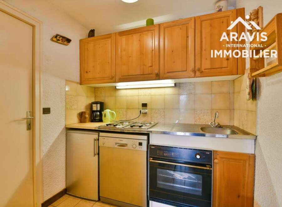 Discover this charming kitchen, perfect for preparing delicious meals.