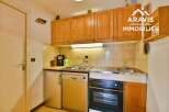 Discover this charming kitchen, perfect for preparing delicious meals.