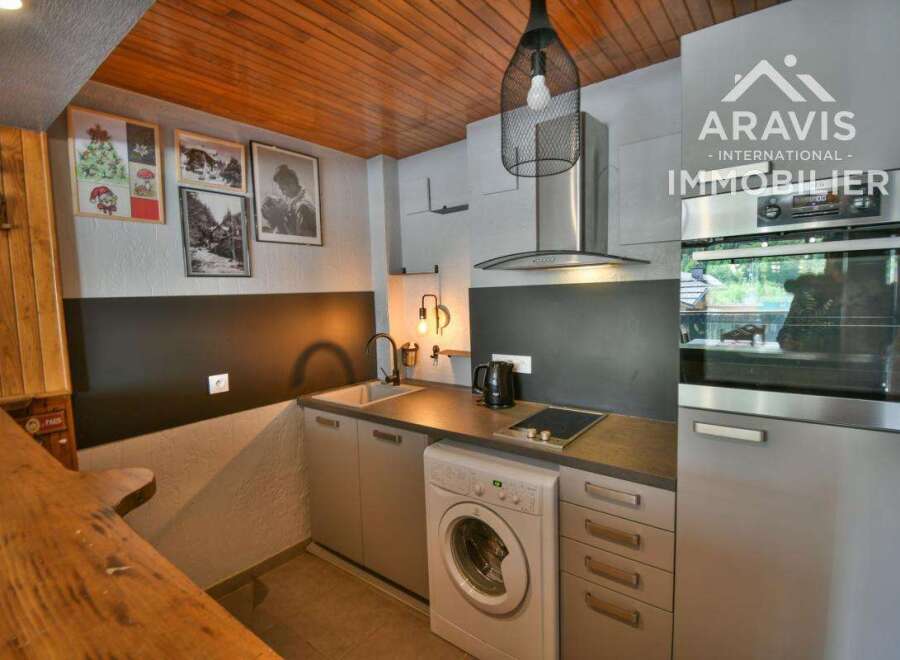 Discover this charming kitchen, perfect for culinary enthusiasts.