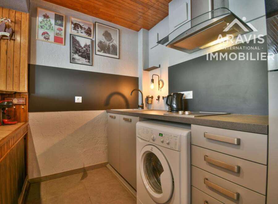 Discover this charming kitchen, perfect for culinary enthusiasts.