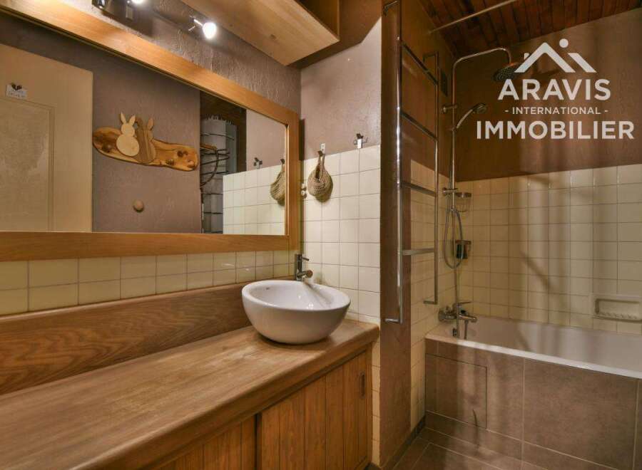 Discover this charming bathroom featuring a unique design and a cozy atmosphere.