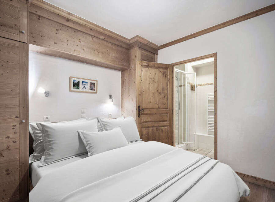 This charming bedroom features a cozy and inviting atmosphere, perfect for a relaxing retreat.
