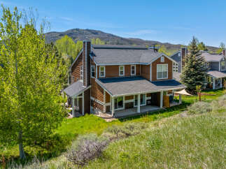 Discover your dream home in this stunning property! This beautiful house features a spacious layout, perfect for comfortable living and entertaining.