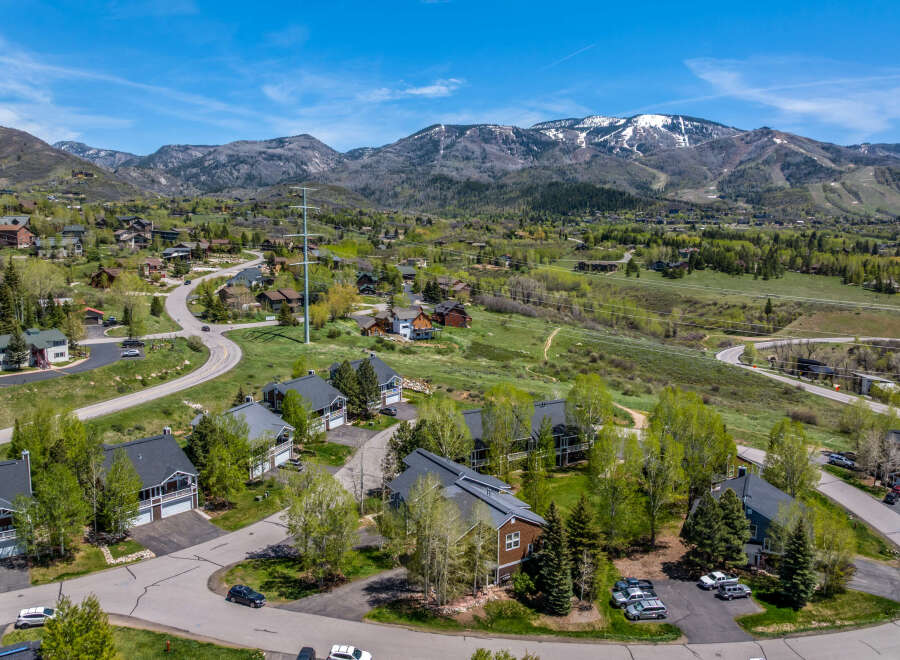 Discover the charm of this stunning mountain property, nestled in a picturesque landscape.