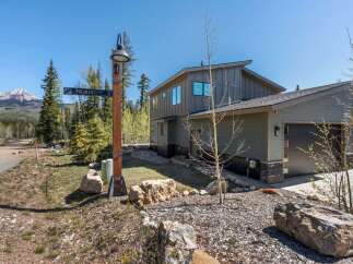 Discover modern mountain living in this stunning property.