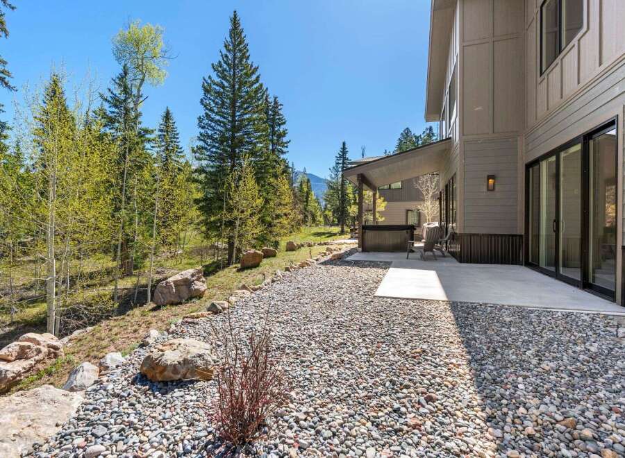 Experience luxury living in this stunning property surrounded by nature.
