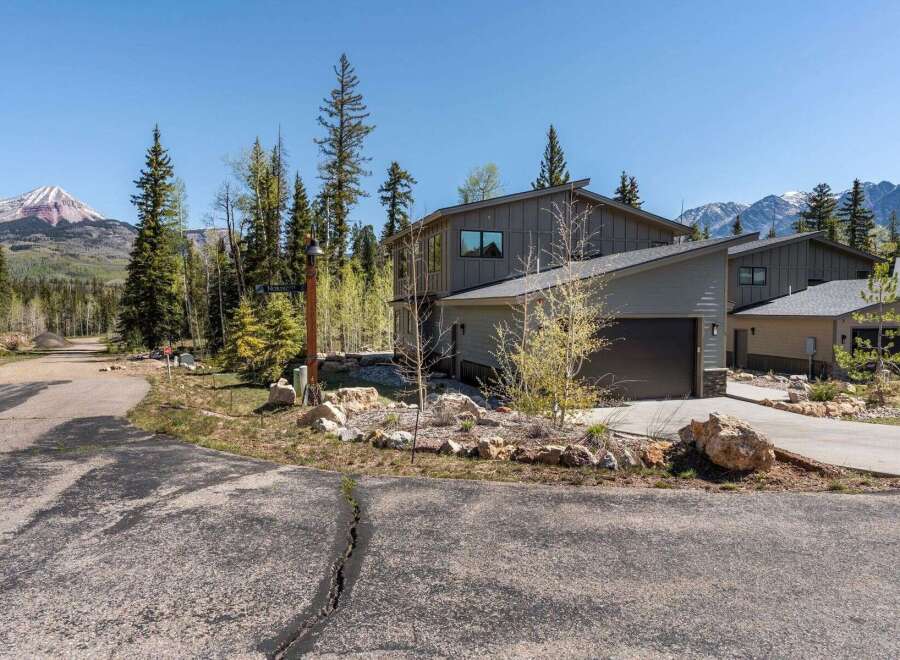Discover your dream home in this stunning property! This modern residence boasts a sleek design, featuring a spacious garage and a beautifully landscaped yard.