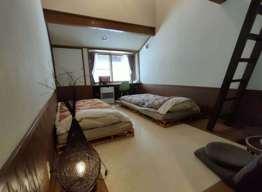 Discover the charm of this cozy room, perfect for a relaxing getaway.