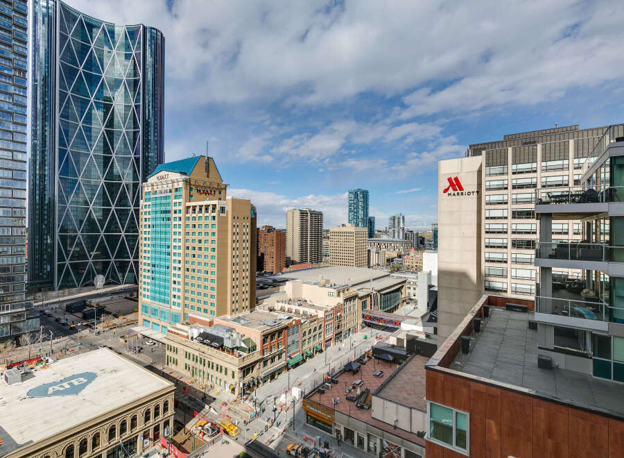 Experience urban living at its finest with this stunning property, boasting breathtaking city views.