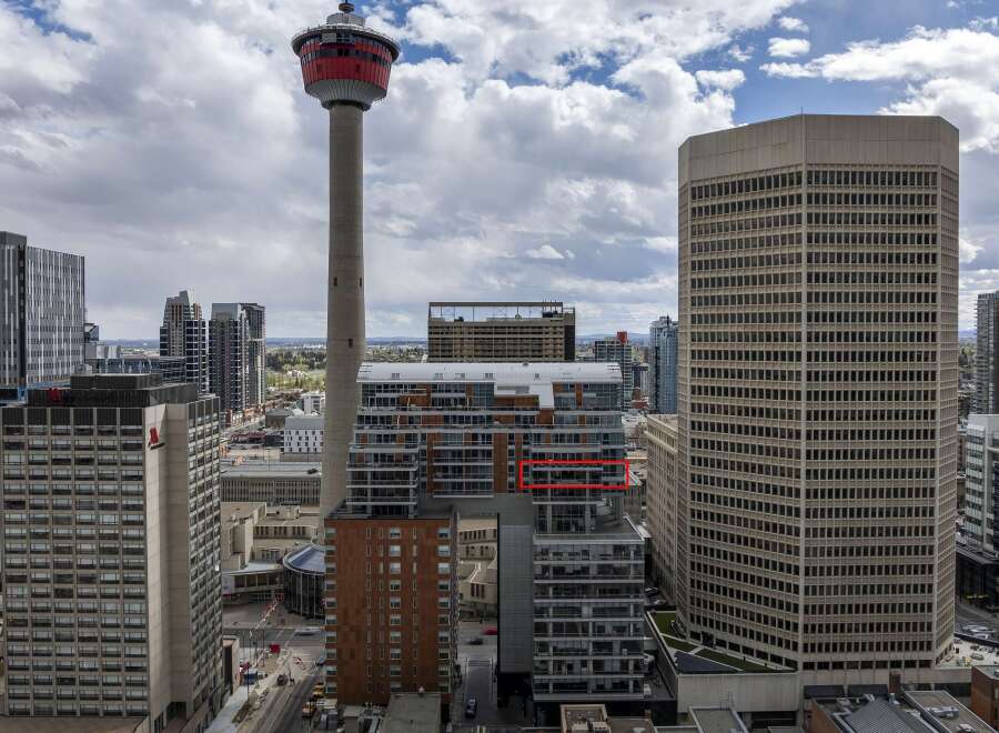 Discover urban living at its finest in this stunning high-rise condo.