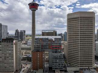 Discover urban living at its finest in this stunning high-rise condo.