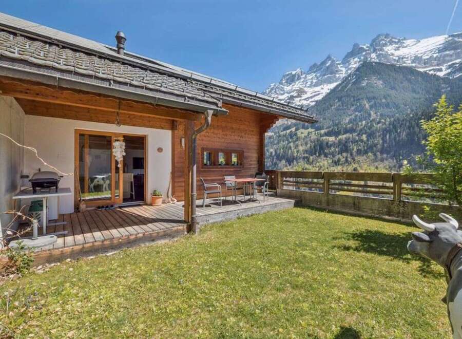 Escape to the Swiss Alps in this charming chalet, offering stunning mountain views and a tranquil setting.